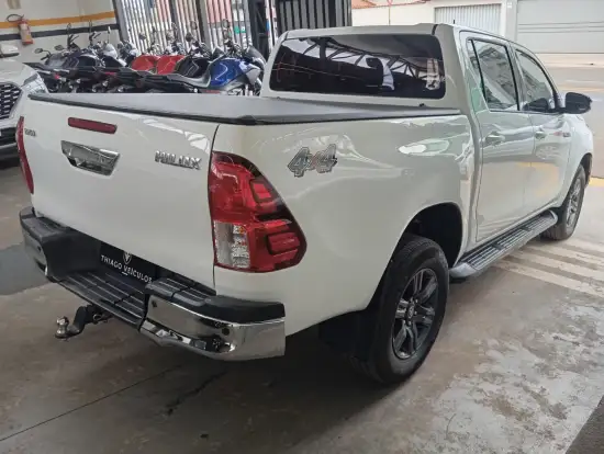 TOYOTA-HILUX-2023