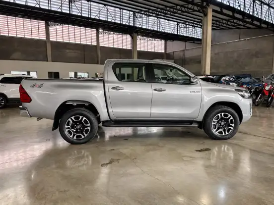 TOYOTA-HILUX-2021