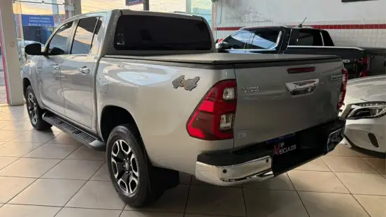 TOYOTA-HILUX-2.8 D-4D TURBO DIESEL CD SRX 4X4 AUTOMÁTICO TOYOTA-HILUX-2020