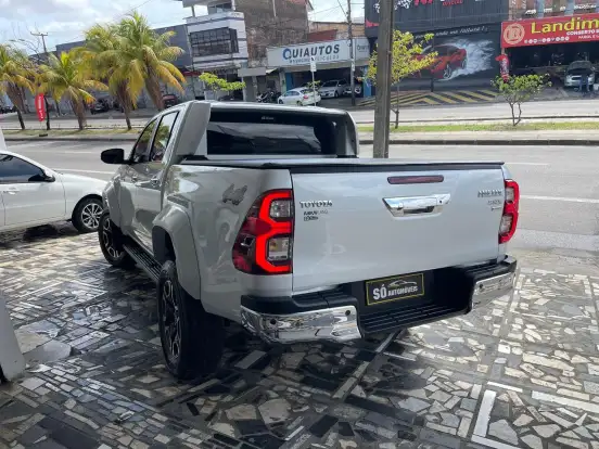 TOYOTA-HILUX-2025
