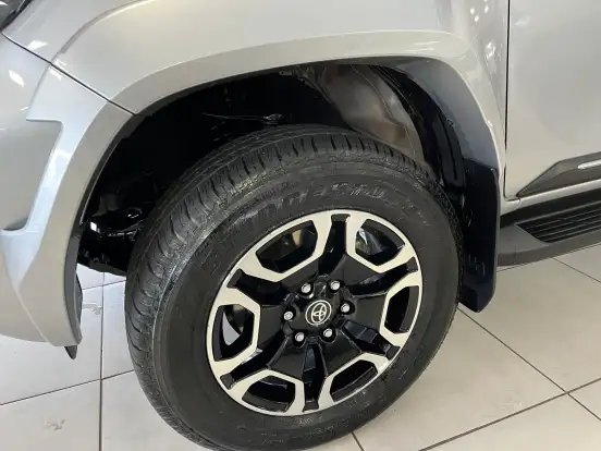 TOYOTA-HILUX-2.8 D-4D TURBO DIESEL CD SRX PLUS 4X4 AUTOMÁTICO TOYOTA-HILUX-2025