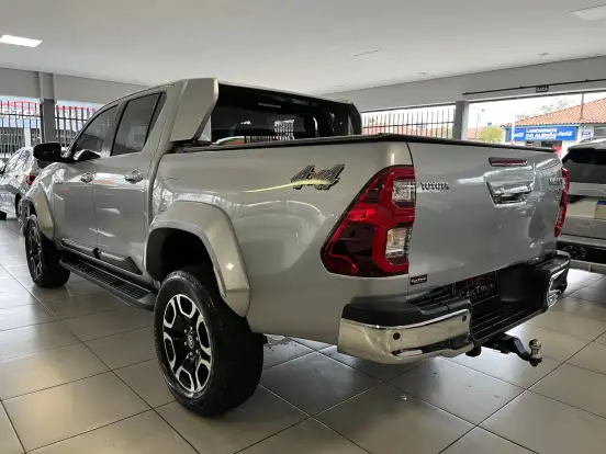 TOYOTA-HILUX-2025
