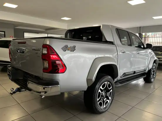 TOYOTA-HILUX-2.8 D-4D TURBO DIESEL CD SRX PLUS 4X4 AUTOMÁTICO TOYOTA-HILUX-2025