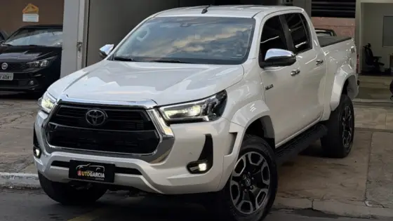 TOYOTA HILUX 2.8 D-4D TURBO DIESEL CD SRX PLUS 4X4 AUTOMÁTICO