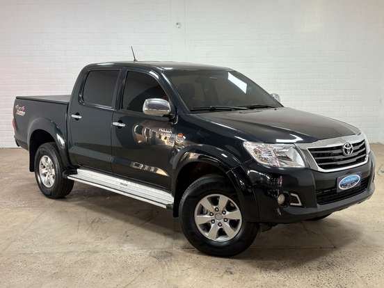 TOYOTA-HILUX-2.7 SR 4X2 CD 16V FLEX 4P AUTOMÁTICO TOYOTA-HILUX-2014