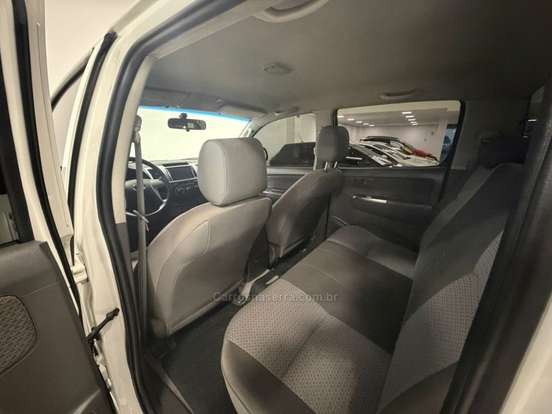 TOYOTA-HILUX-2.7 SR 4X2 CD 16V FLEX 4P AUTOMÁTICO TOYOTA-HILUX-2014