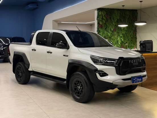 TOYOTA-HILUX-2.8 D-4D TURBO DIESEL CD GR-S 4X4 AUTOMÁTICO TOYOTA-HILUX-2023
