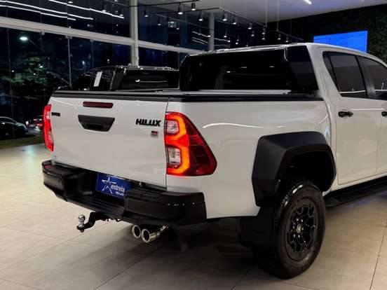 TOYOTA-HILUX-2023