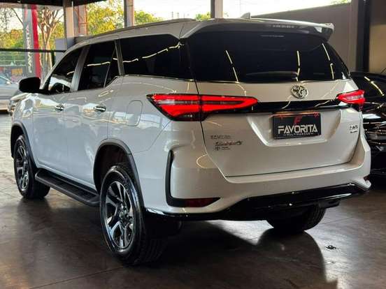 TOYOTA-HILUX-2025