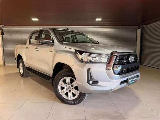 TOYOTA-HILUX-2.8 D-4D TURBO DIESEL CD SR 4X4 AUTOMÁTICO TOYOTA-HILUX-2023