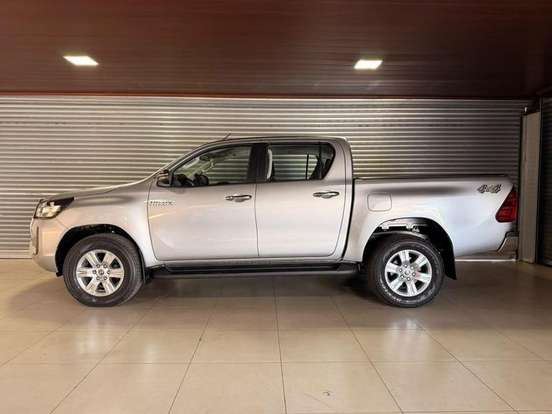 TOYOTA-HILUX-2.8 D-4D TURBO DIESEL CD SR 4X4 AUTOMÁTICO TOYOTA-HILUX-2023