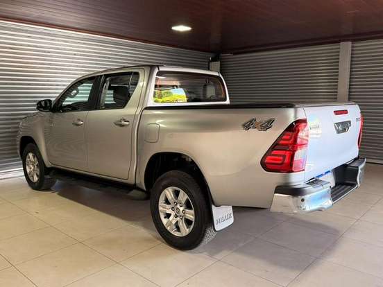 TOYOTA-HILUX-2.8 D-4D TURBO DIESEL CD SR 4X4 AUTOMÁTICO TOYOTA-HILUX-2023