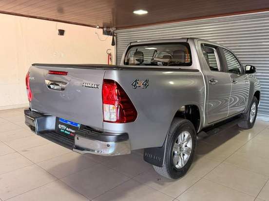 TOYOTA-HILUX-2.8 D-4D TURBO DIESEL CD SR 4X4 AUTOMÁTICO TOYOTA-HILUX-2023