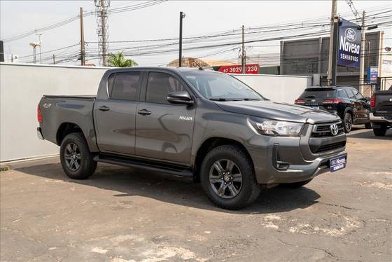TOYOTA HILUX 2.8 D-4D TURBO DIESEL CD SR 4X4 AUTOMÁTICO