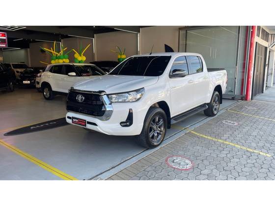 TOYOTA HILUX 2.8 D-4D TURBO DIESEL CD SR 4X4 AUTOMÁTICO