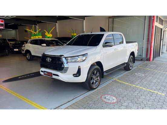 TOYOTA-HILUX-2.8 D-4D TURBO DIESEL CD SR 4X4 AUTOMÁTICO TOYOTA-HILUX-2023