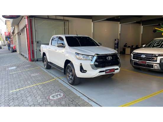 TOYOTA-HILUX-2.8 D-4D TURBO DIESEL CD SR 4X4 AUTOMÁTICO TOYOTA-HILUX-2023