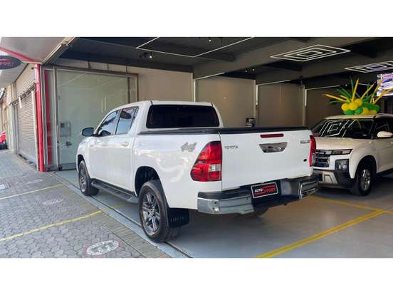 TOYOTA-HILUX-2.8 D-4D TURBO DIESEL CD SR 4X4 AUTOMÁTICO TOYOTA-HILUX-2023