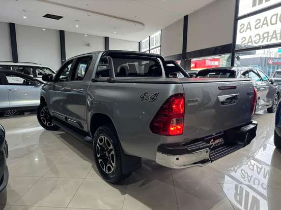 TOYOTA-HILUX-2.8 D-4D TURBO DIESEL CD SRV 4X4 AUTOMÁTICO TOYOTA-HILUX-2022