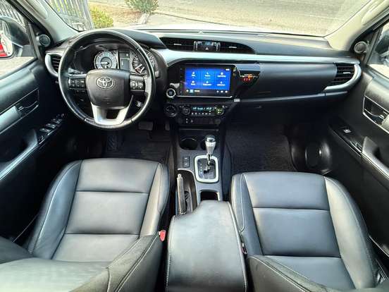 TOYOTA-HILUX-2023
