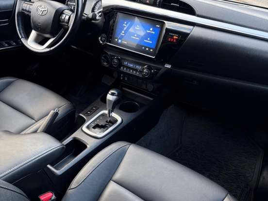 TOYOTA-HILUX-2.8 D-4D TURBO DIESEL CD SRV 4X4 AUTOMÁTICO TOYOTA-HILUX-2023
