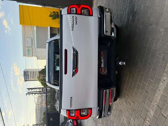 TOYOTA-HILUX-2.8 D-4D TURBO DIESEL CD SRV 4X4 AUTOMÁTICO TOYOTA-HILUX-2023