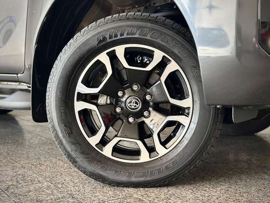 TOYOTA-HILUX-2.8 D-4D TURBO DIESEL CD SRX 4X4 AUTOMÁTICO TOYOTA-HILUX-2023