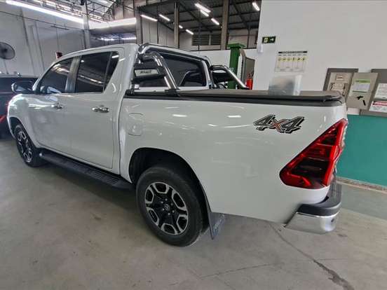 TOYOTA-HILUX-2.8 D-4D TURBO DIESEL CD SRX 4X4 AUTOMÁTICO TOYOTA-HILUX-2024