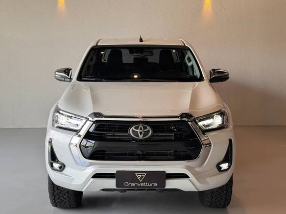 TOYOTA HILUX 2.8 D-4D TURBO DIESEL CD SRX 4X4 AUTOMÁTICO