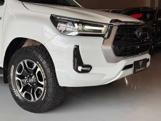 TOYOTA-HILUX-2.8 D-4D TURBO DIESEL CD SRX 4X4 AUTOMÁTICO TOYOTA-HILUX-2025