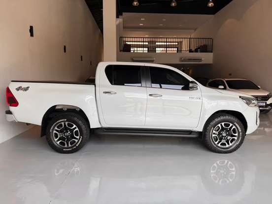 TOYOTA-HILUX-2.8 D-4D TURBO DIESEL CD SRX 4X4 AUTOMÁTICO TOYOTA-HILUX-2025
