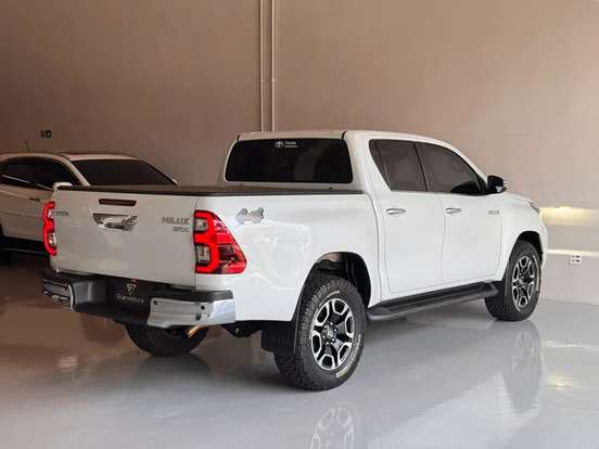 TOYOTA-HILUX-2.8 D-4D TURBO DIESEL CD SRX 4X4 AUTOMÁTICO TOYOTA-HILUX-2025