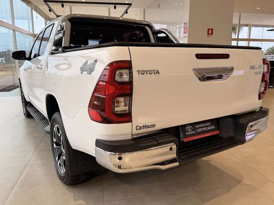 TOYOTA-HILUX-2023