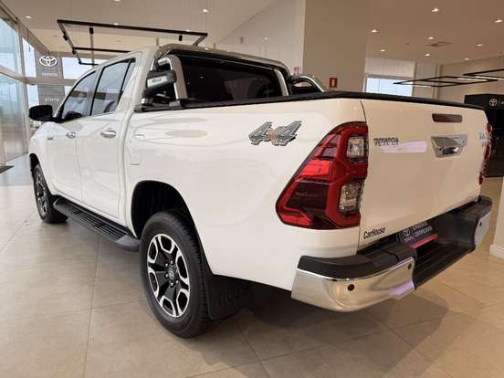 TOYOTA-HILUX-2.8 D-4D TURBO DIESEL CD SRX 4X4 AUTOMÁTICO TOYOTA-HILUX-2023
