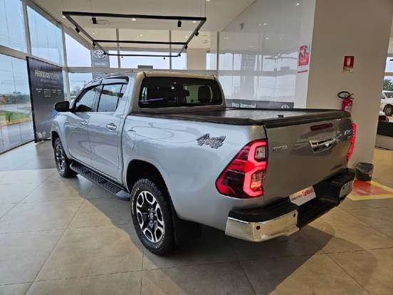 TOYOTA-HILUX-2.8 D-4D TURBO DIESEL CD SRX LIMITED 4X4 AUTOMÁTICO TOYOTA-HILUX-2023
