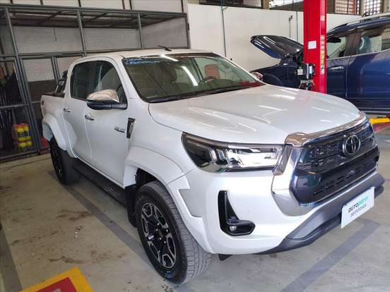 TOYOTA-HILUX-2.8 D-4D TURBO DIESEL CD SRX PLUS 4X4 AUTOMÁTICO TOYOTA-HILUX-2024