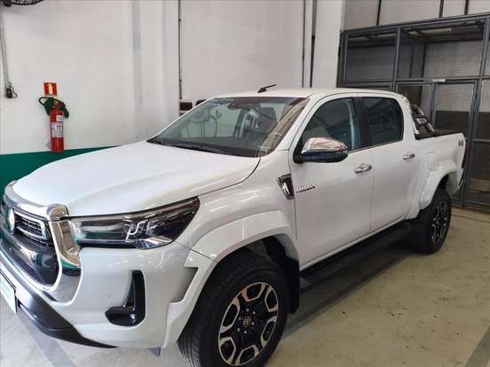 TOYOTA-HILUX-2.8 D-4D TURBO DIESEL CD SRX PLUS 4X4 AUTOMÁTICO TOYOTA-HILUX-2024
