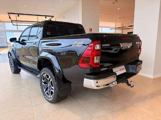 TOYOTA-HILUX-2.8 D-4D TURBO DIESEL CD SRX PLUS 4X4 AUTOMÁTICO TOYOTA-HILUX-2024