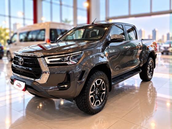 TOYOTA HILUX 2.8 D-4D TURBO DIESEL CD SRX PLUS 4X4 AUTOMÁTICO