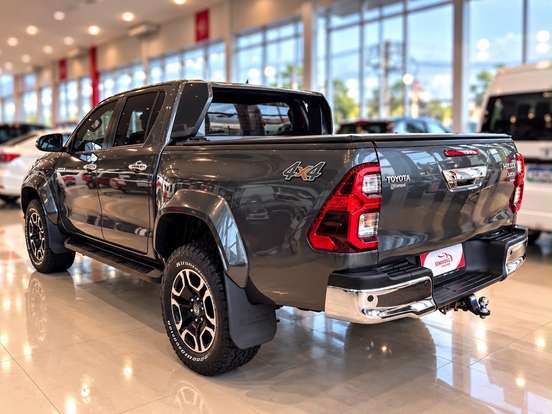 TOYOTA-HILUX-2023