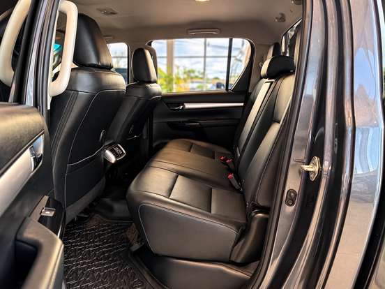 TOYOTA-HILUX-2.8 D-4D TURBO DIESEL CD SRX PLUS 4X4 AUTOMÁTICO TOYOTA-HILUX-2023