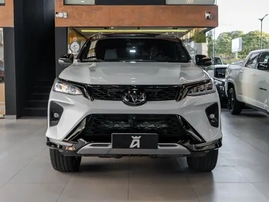 TOYOTA-HILUX SW4-2.8 D-4D TURBO DIESEL DIAMOND 7L 4X4 AUTOMÁTICO TOYOTA-HILUX SW4-2023