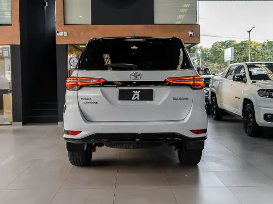 TOYOTA-HILUX SW4-2.8 D-4D TURBO DIESEL DIAMOND 7L 4X4 AUTOMÁTICO TOYOTA-HILUX SW4-2023