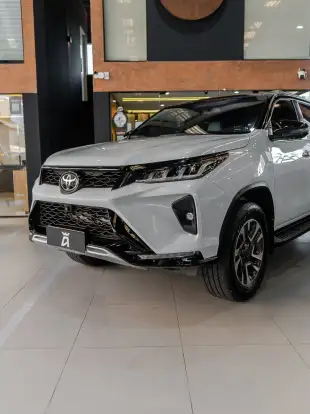 TOYOTA-HILUX SW4-2023