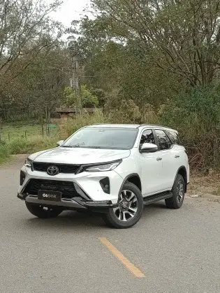 TOYOTA HILUX SW4 2.8 D-4D TURBO DIESEL SRX PLATINUM 7L 4X4 AUTOMÁTICO