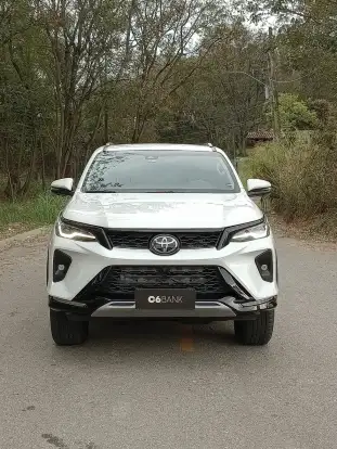 TOYOTA-HILUX SW4-2025