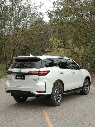TOYOTA-HILUX SW4-2025