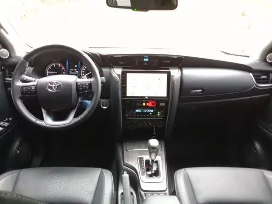 TOYOTA-HILUX SW4-2025