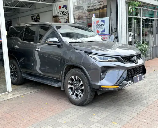 TOYOTA HILUX SW4 2.8 D-4D TURBO DIESEL SRX PLATINUM 7L 4X4 AUTOMÁTICO