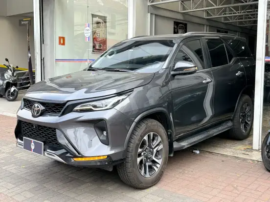 TOYOTA-HILUX SW4-2.8 D-4D TURBO DIESEL SRX PLATINUM 7L 4X4 AUTOMÁTICO TOYOTA-HILUX SW4-2023